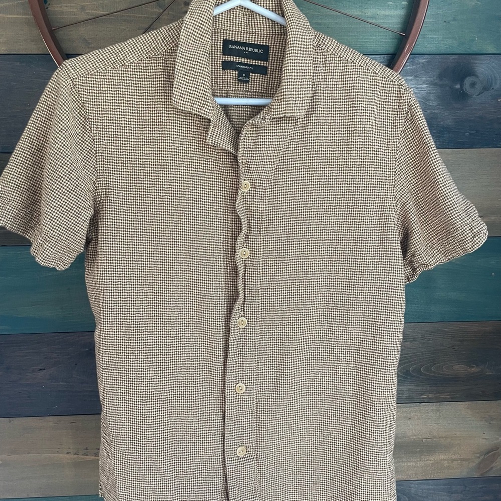Men’s small Banana Republic Men's Tan Check Short-Sleeve Button-Up Shirt